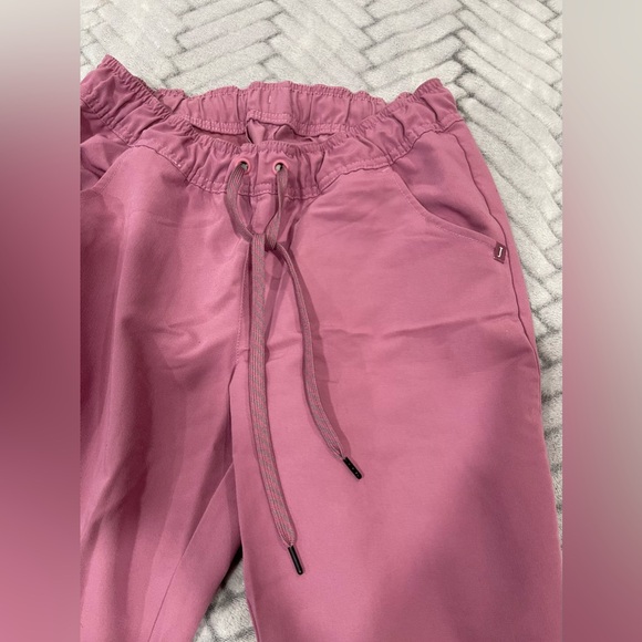 Mauve Jaanuu scrub set with jogger pants (XXS top, S pants) - Picture 6 of 9